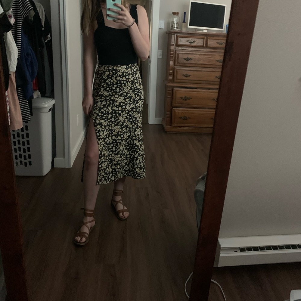 Size 0 xs midi skirt from Abercrombie. Nice condition and very cute!